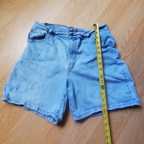 Levi's Woman's Denim Jean Shorts Size 14 - Picture 3 of 6